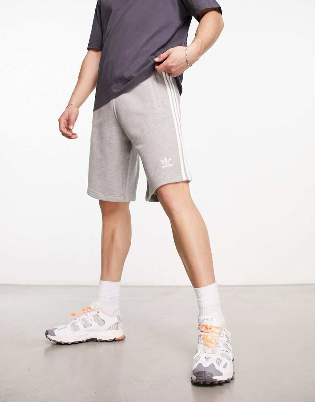 

Серые шорты с тремя полосками adidas Originals