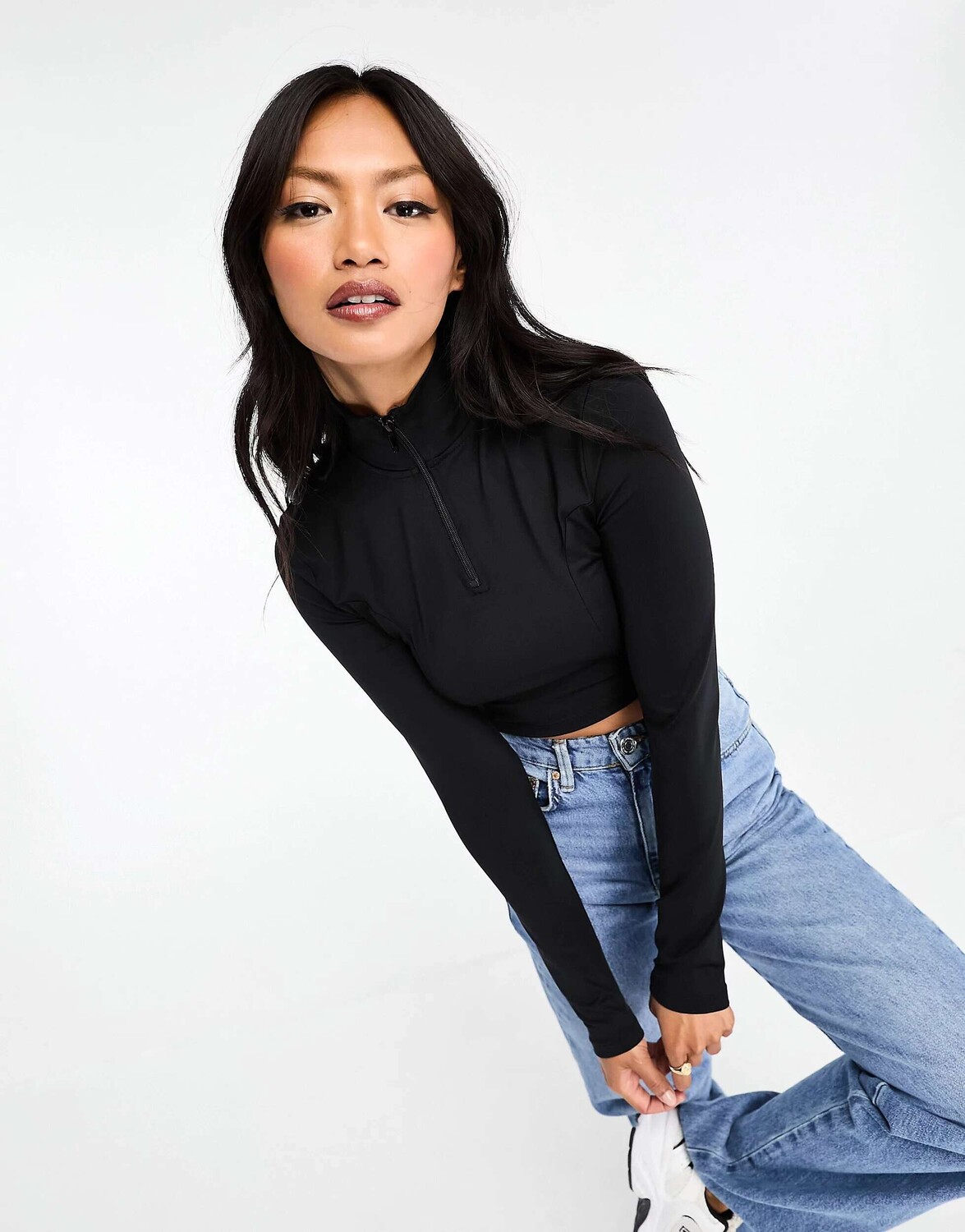 

Черный приталенный топ на молнии Stradivarius STR