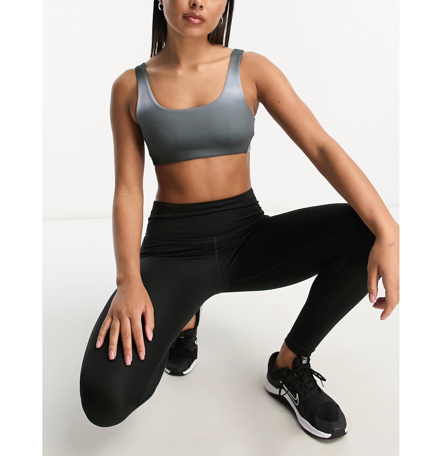 

Бюстгальтер черного цвета с эффектом омбре Nike Yoga Luxe Alate Nike Training, Черный