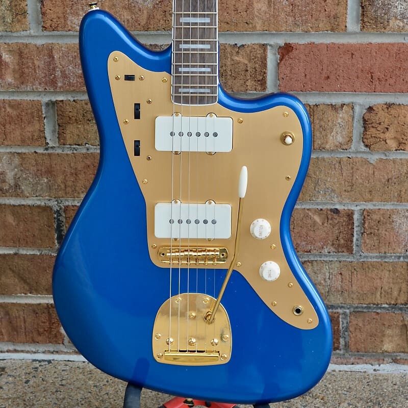 

Fender 40th Anniversary Jazzmaster, Gold Edition, накладка на гриф Laurel, накладка из анодированного золота, синий цвет Lake Placid 40th Anniversary Jazzmaster, Gold Edition, Laurel Fingerboa...