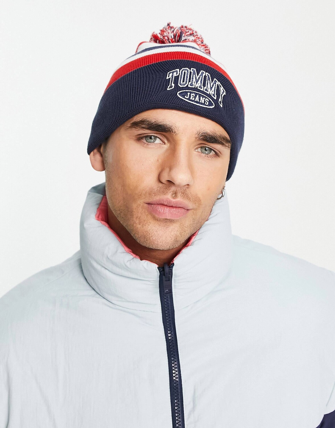 

Красная шапка-бини в университетскую полоску Tommy Jeans