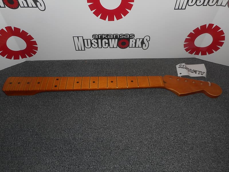 цена Лицензионный гриф Allparts Fender для Stratocaster, клен, состаренная (реликтовая) атласная отделка - #SMVF-C