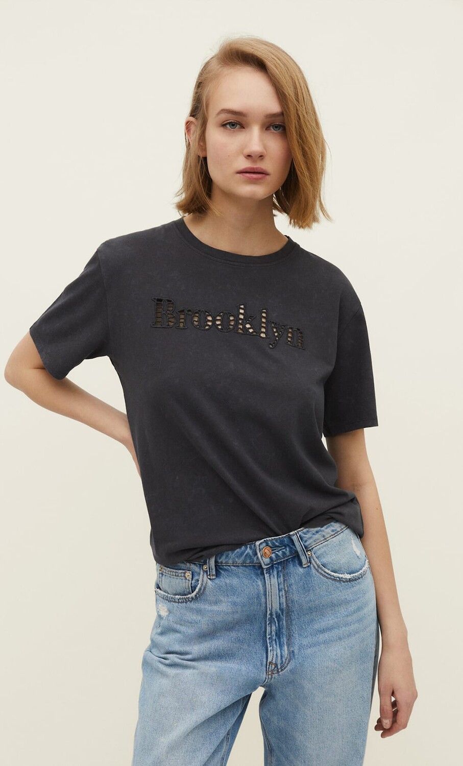 

Футболка с вырезанными городами Stradivarius, серый