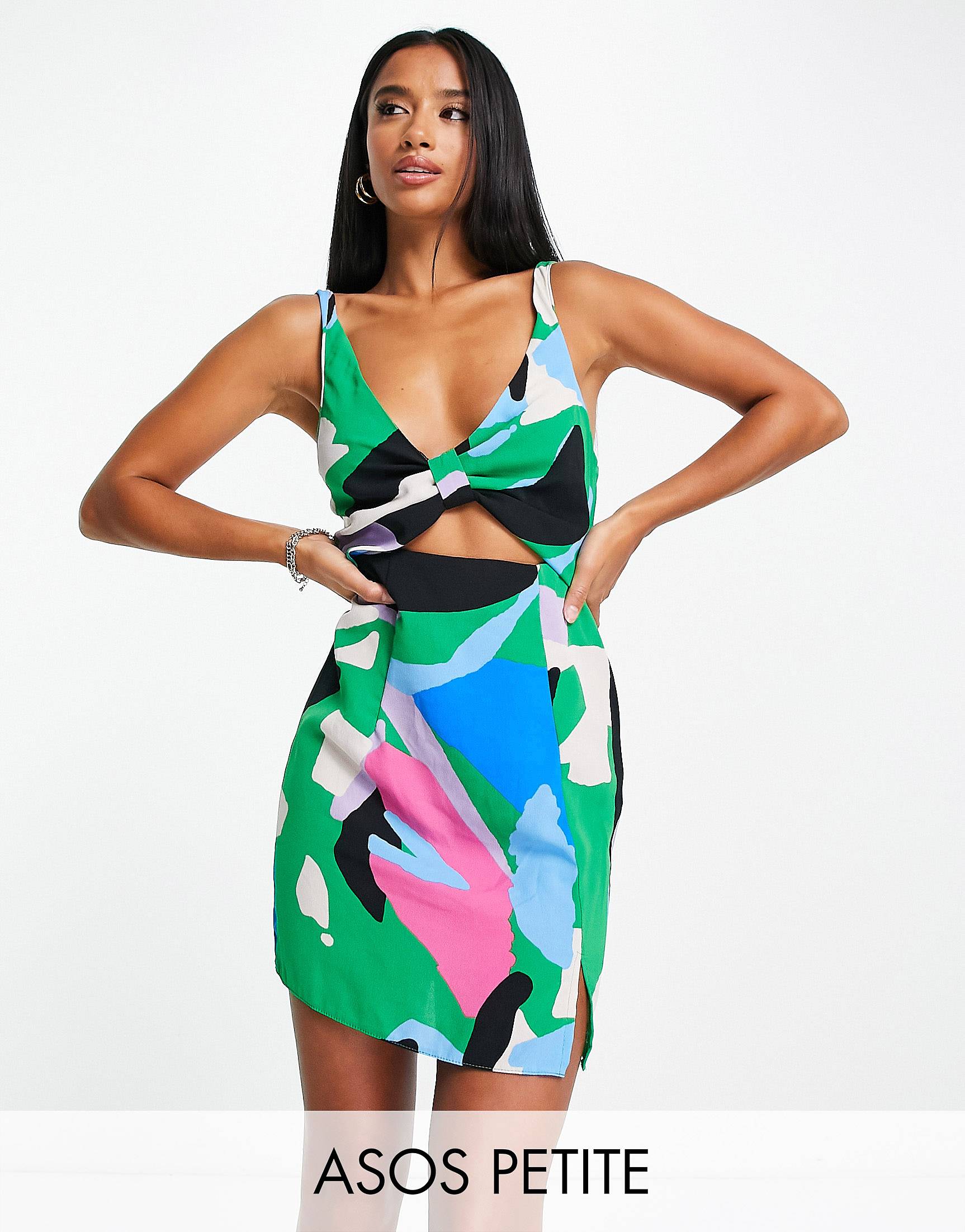 Яркое абстрактное платье мини с вырезами и узлом спереди ASOS DESIGN Petite цена и фото
