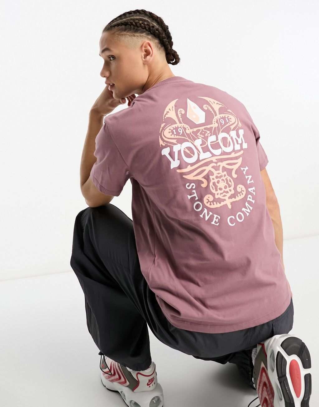 

Пыльно-фиолетовая футболка с принтом на спине Volcom zenner