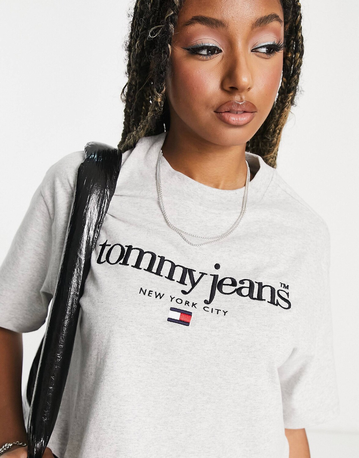 

Серый кроп-топ оверсайз Tommy Jeans