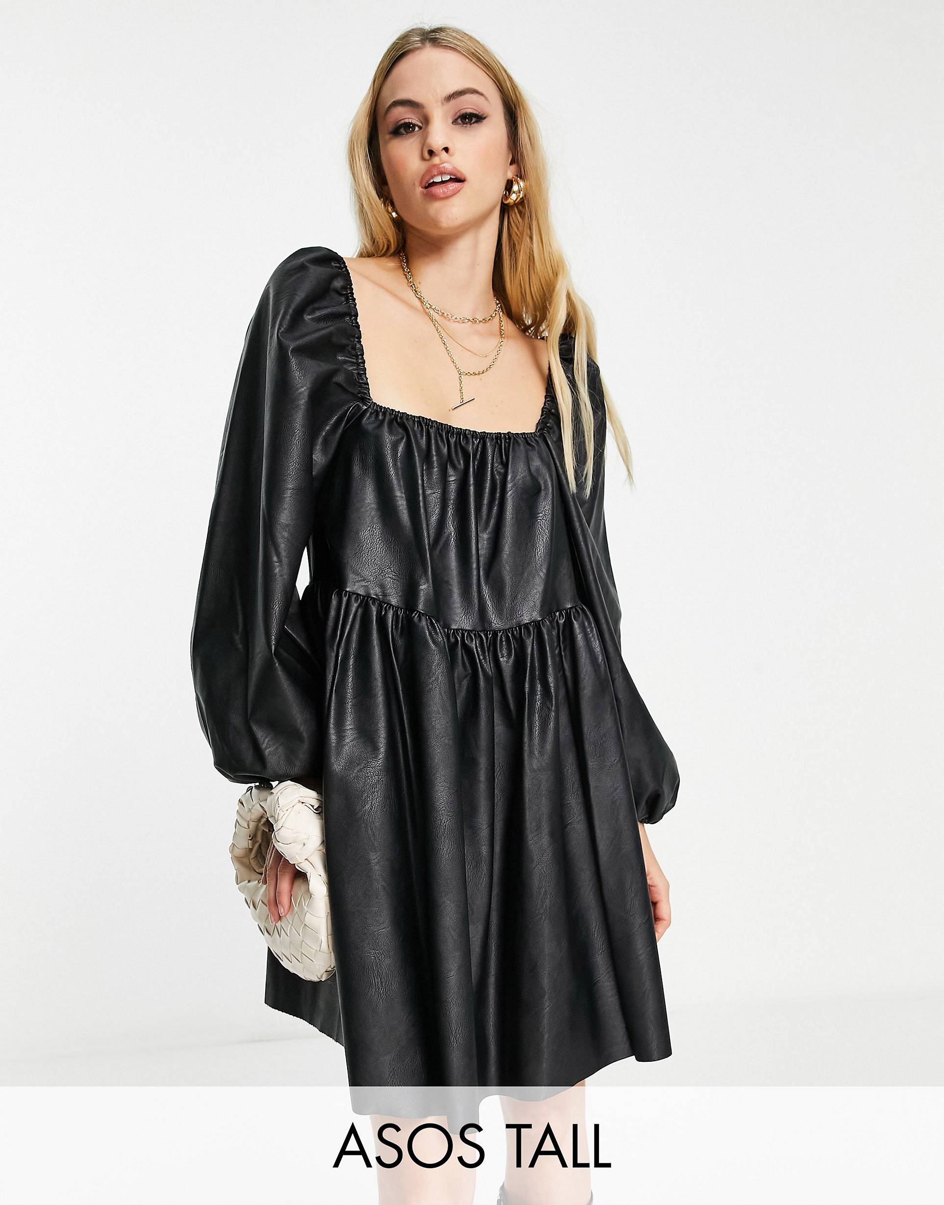 цена Черное ярусное платье мини из искусственной кожи с объемными рукавами ASOS DESIGN Tall