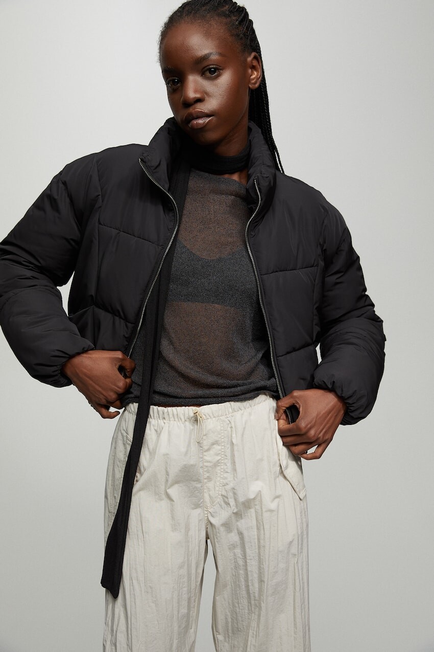 

Короткая пуховая куртка Pull&Bear, черный