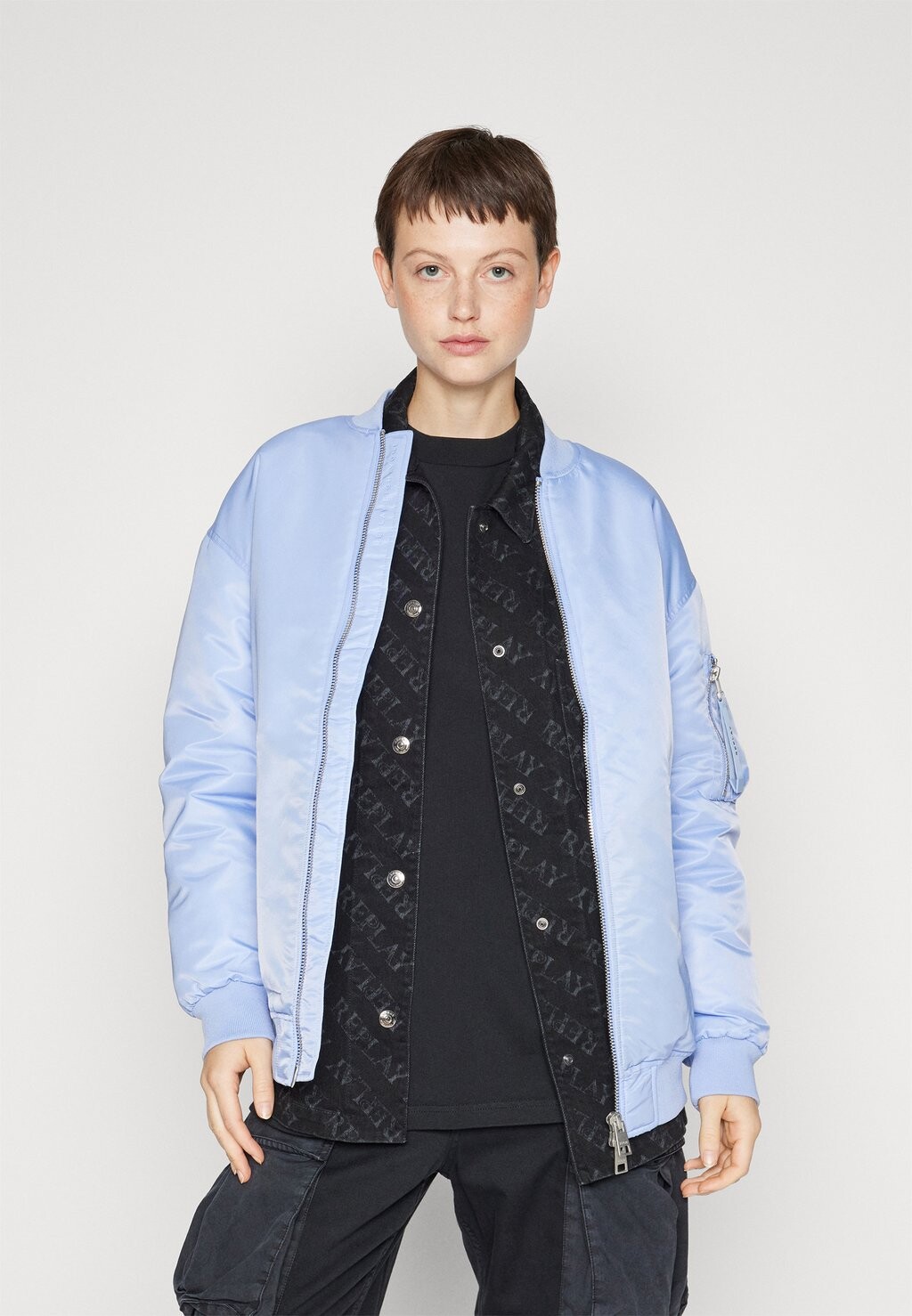 

Бомбер Chaquetas Replay КУРТКА, цвет wisteria