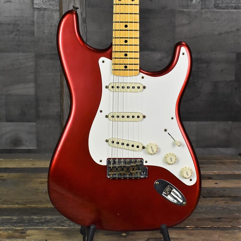 

Fender Limited Edition '56 Stratocaster Journeyman - Superfaded Candy Apple Red Relic с жестким футляром