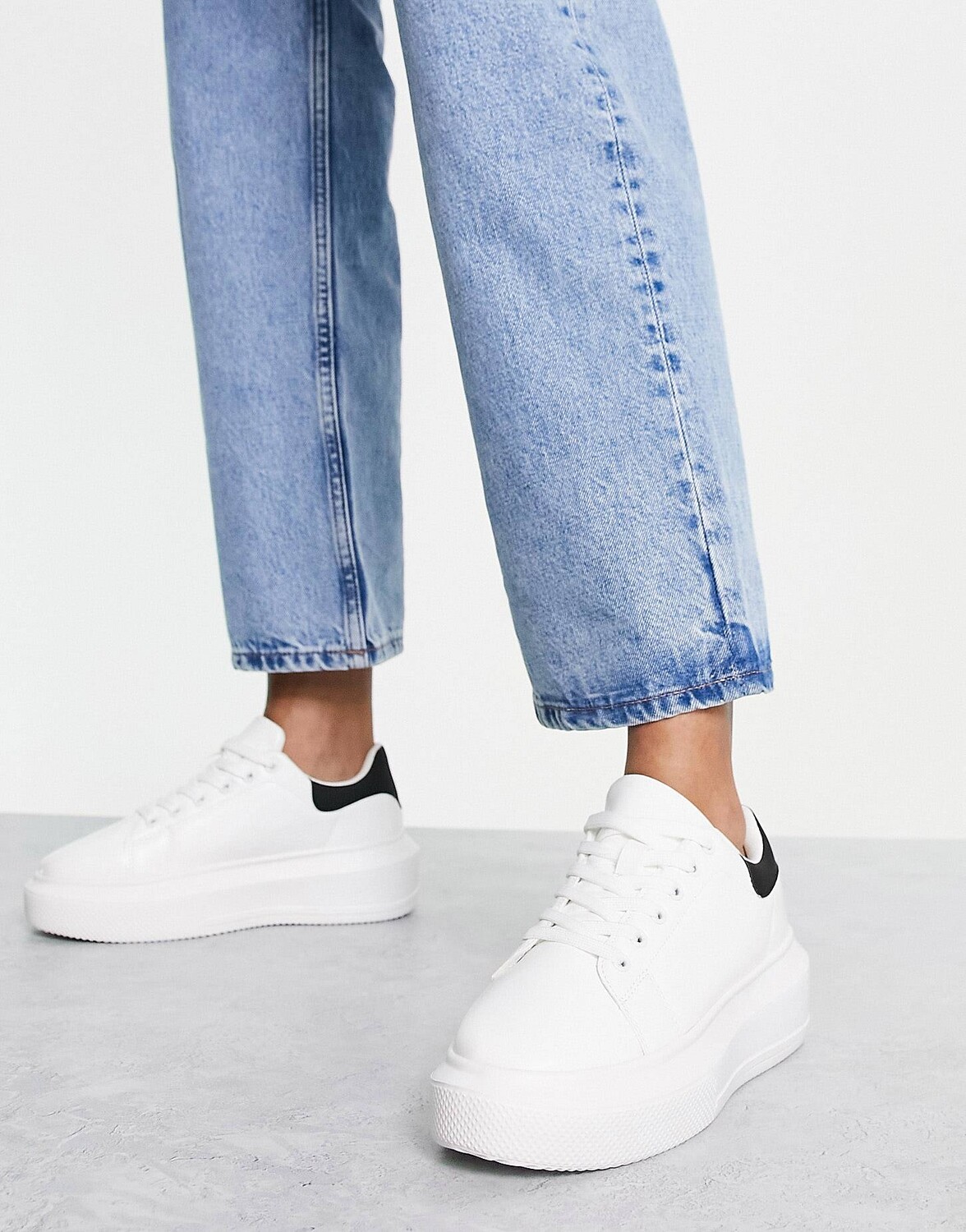 

Белые кроссовки на массивной подошве ASOS DESIGN Dorina
