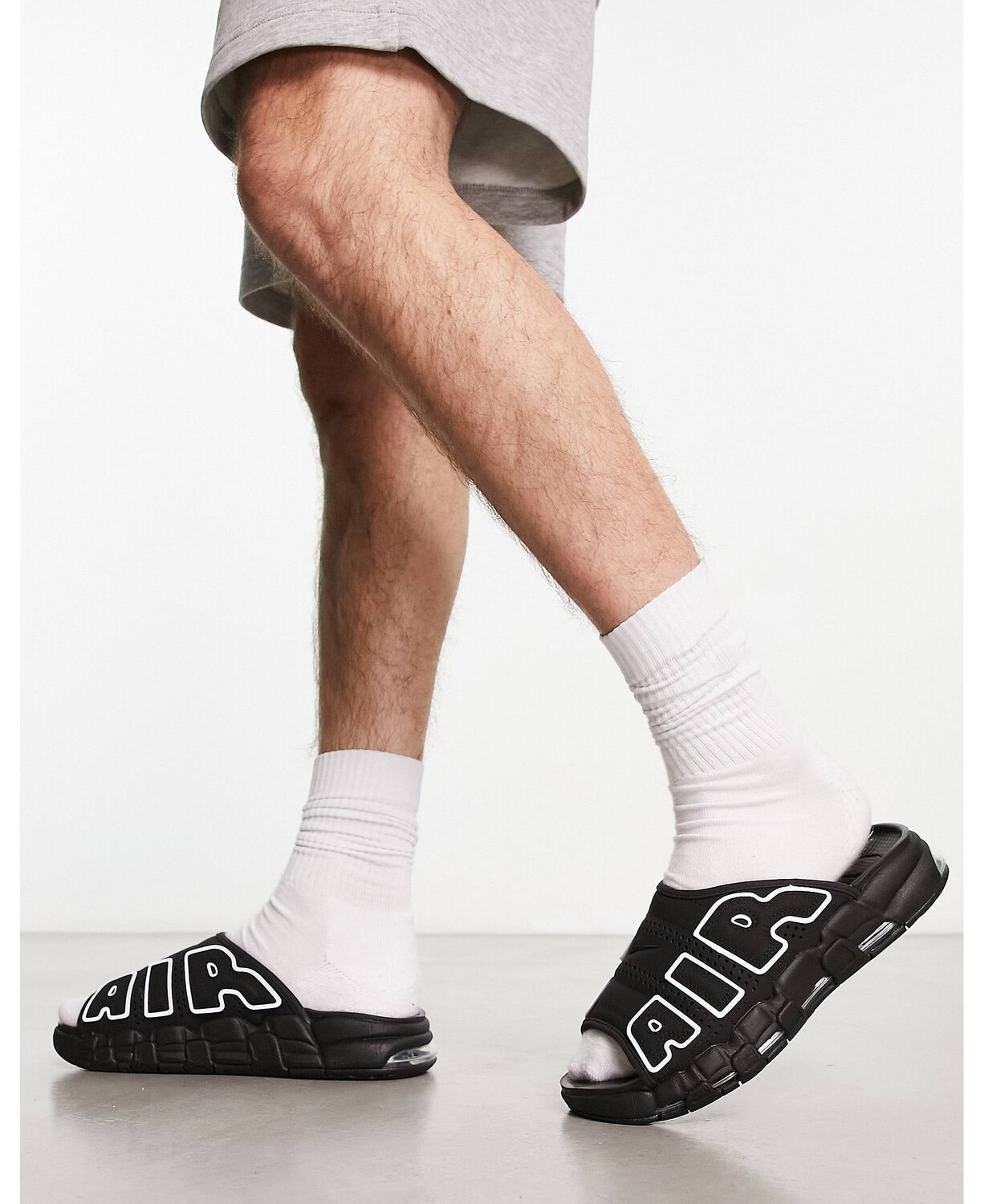 

Черные шлепанцы Nike Air More Uptempo