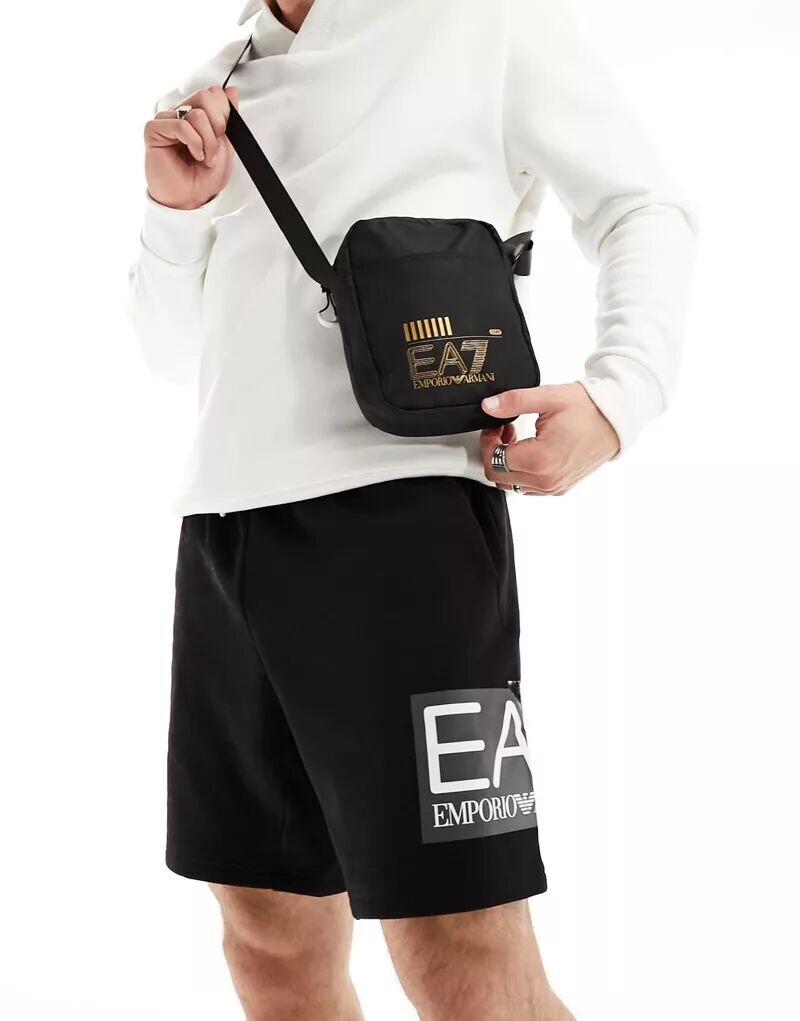

Узкая репортерская сумка Armani EA7 черного/золотого цвета с логотипом бренда