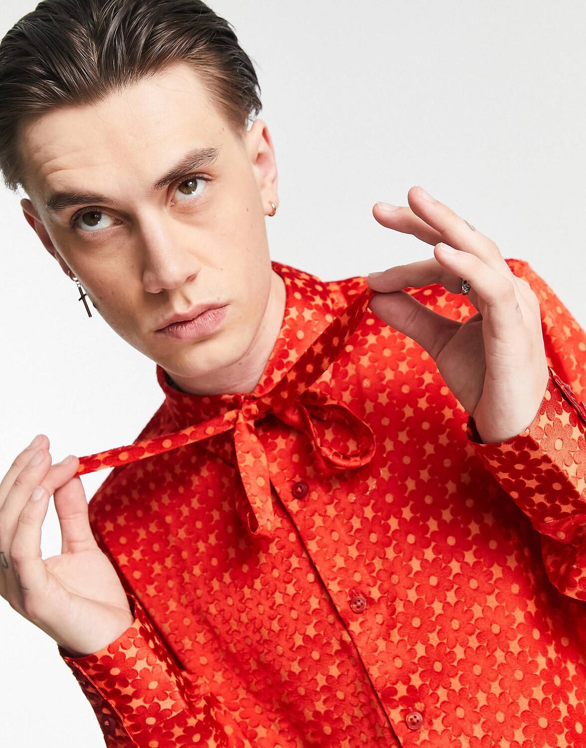 

Классическая рубашка с цветочным принтом ASOS DESIGN и галстуком-бабочкой на шее ASOS DESIGN