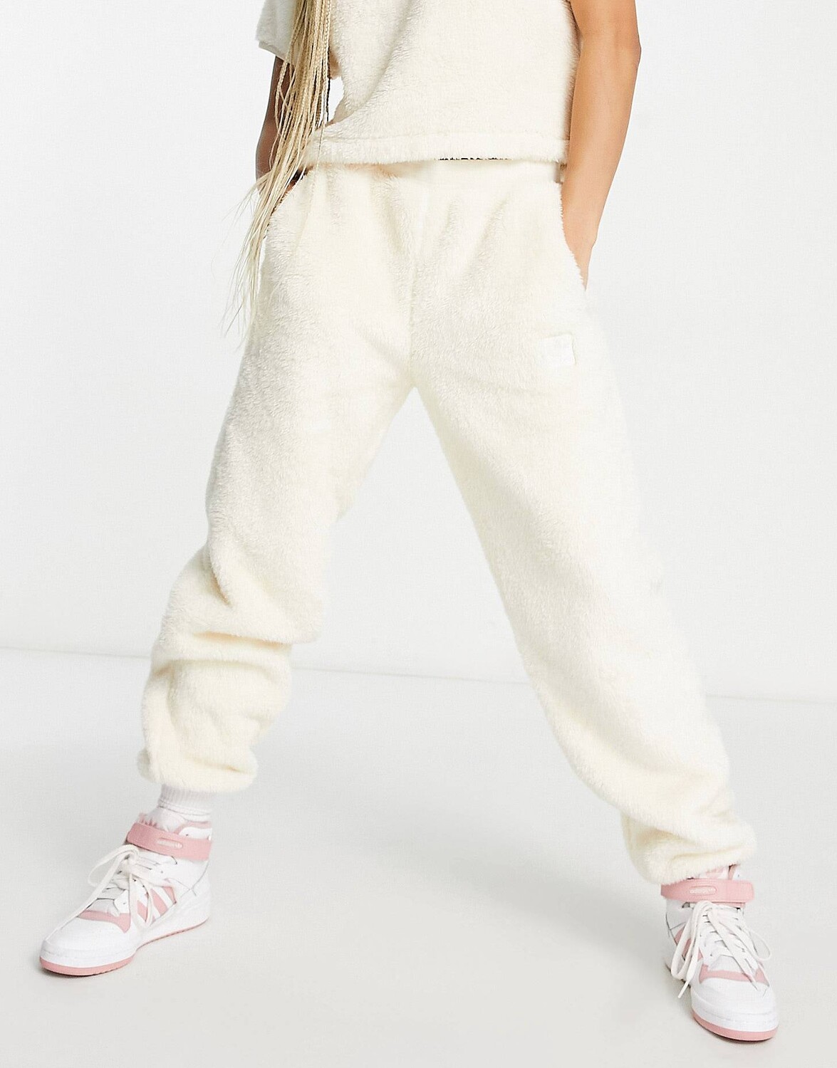 

Белые джоггеры с трилистником adidas Originals Essentials