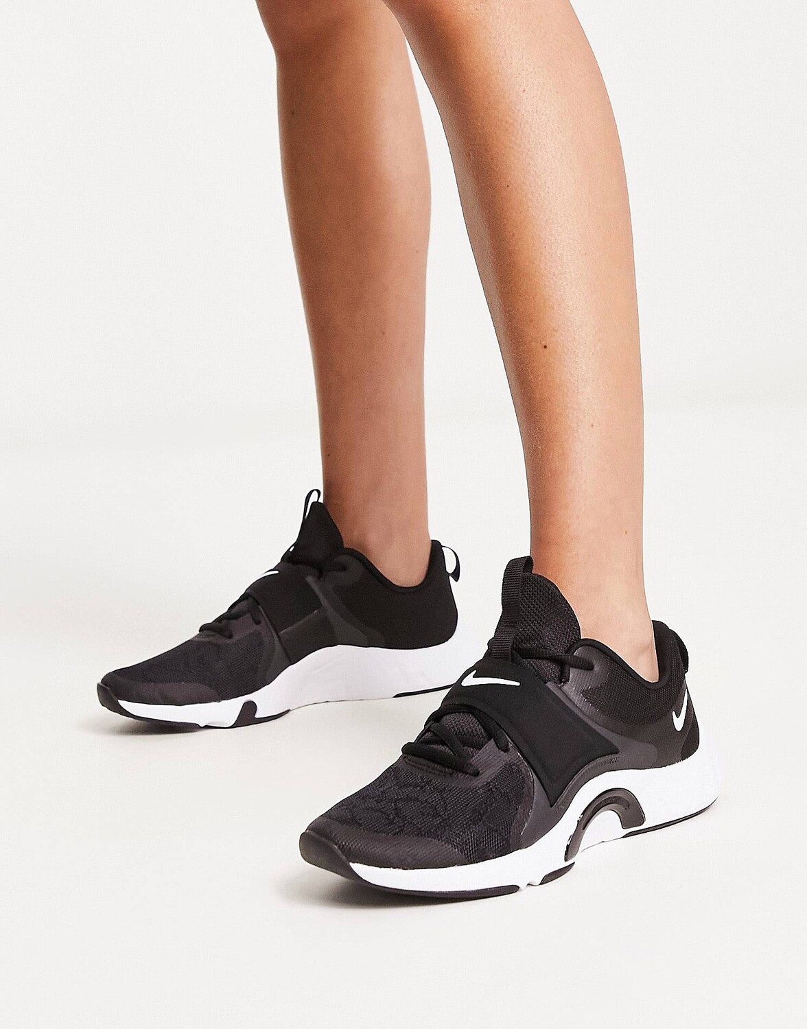 

Черно-белые кроссовки Nike Training Renew TR 12
