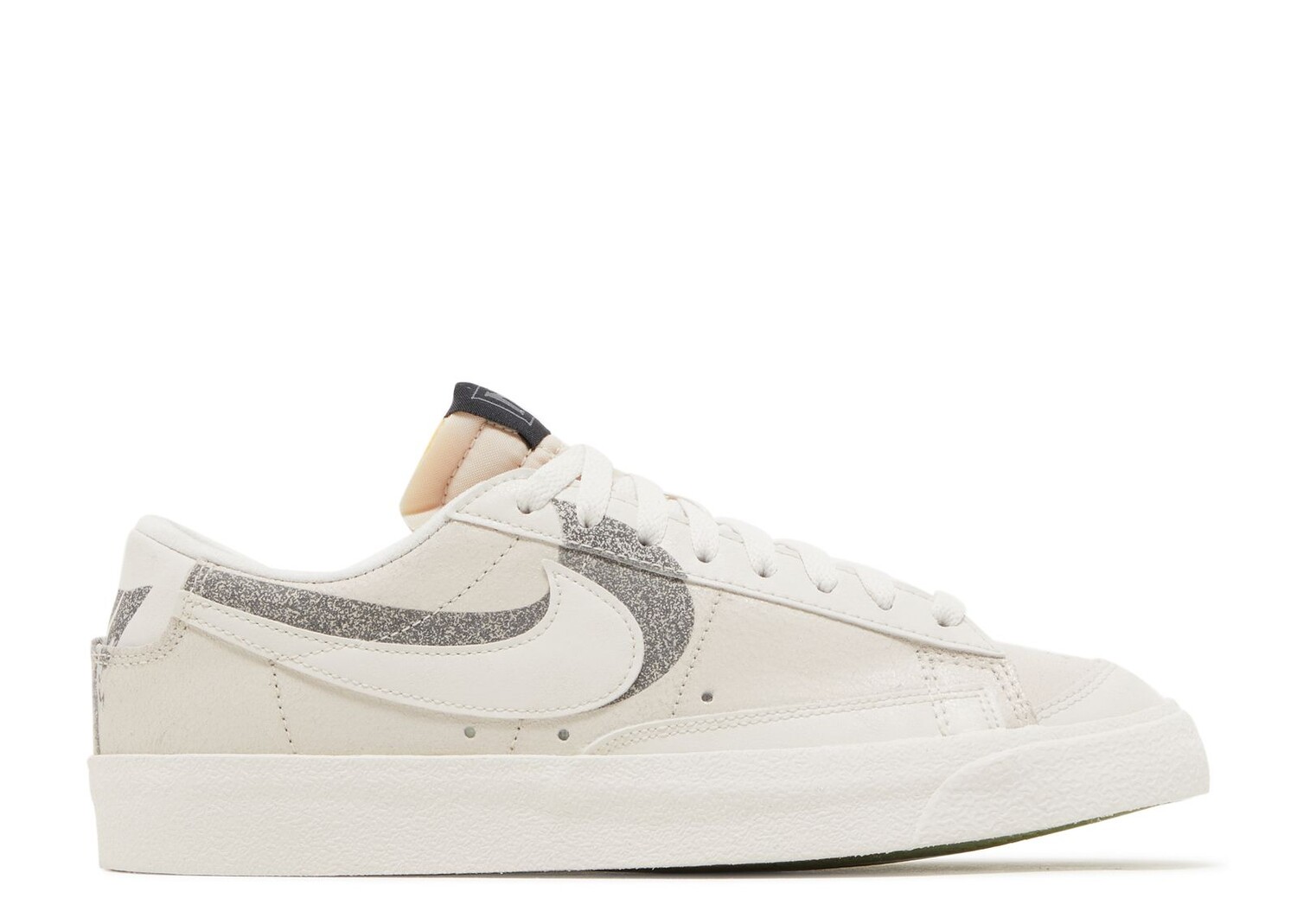 

Кроссовки Nike Blazer Low '77 Premium 'Halloween', кремовый, Бежевый
