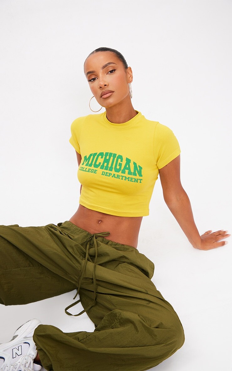 

PrettyLittleThing Желтая укороченная футболка с принтом Michigan, Желтый