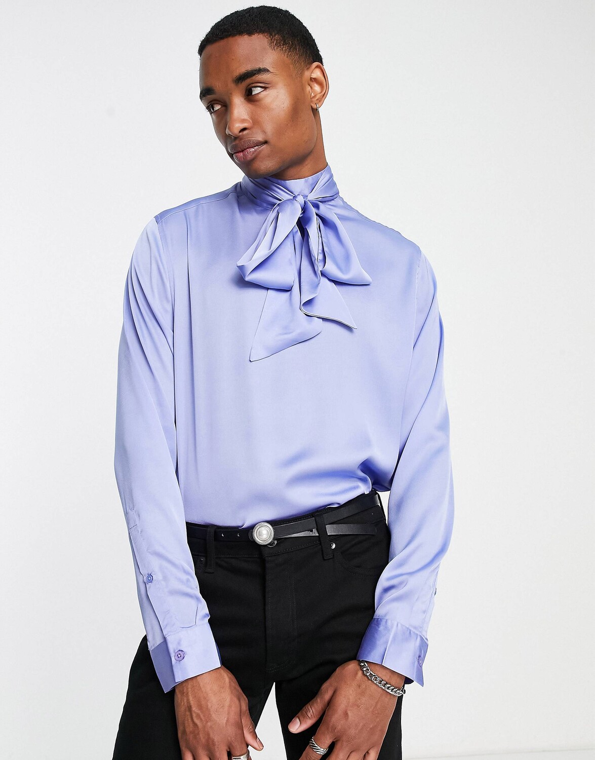 

Васильковая атласная рубашка с галстуком-бабочкой ASOS DESIGN