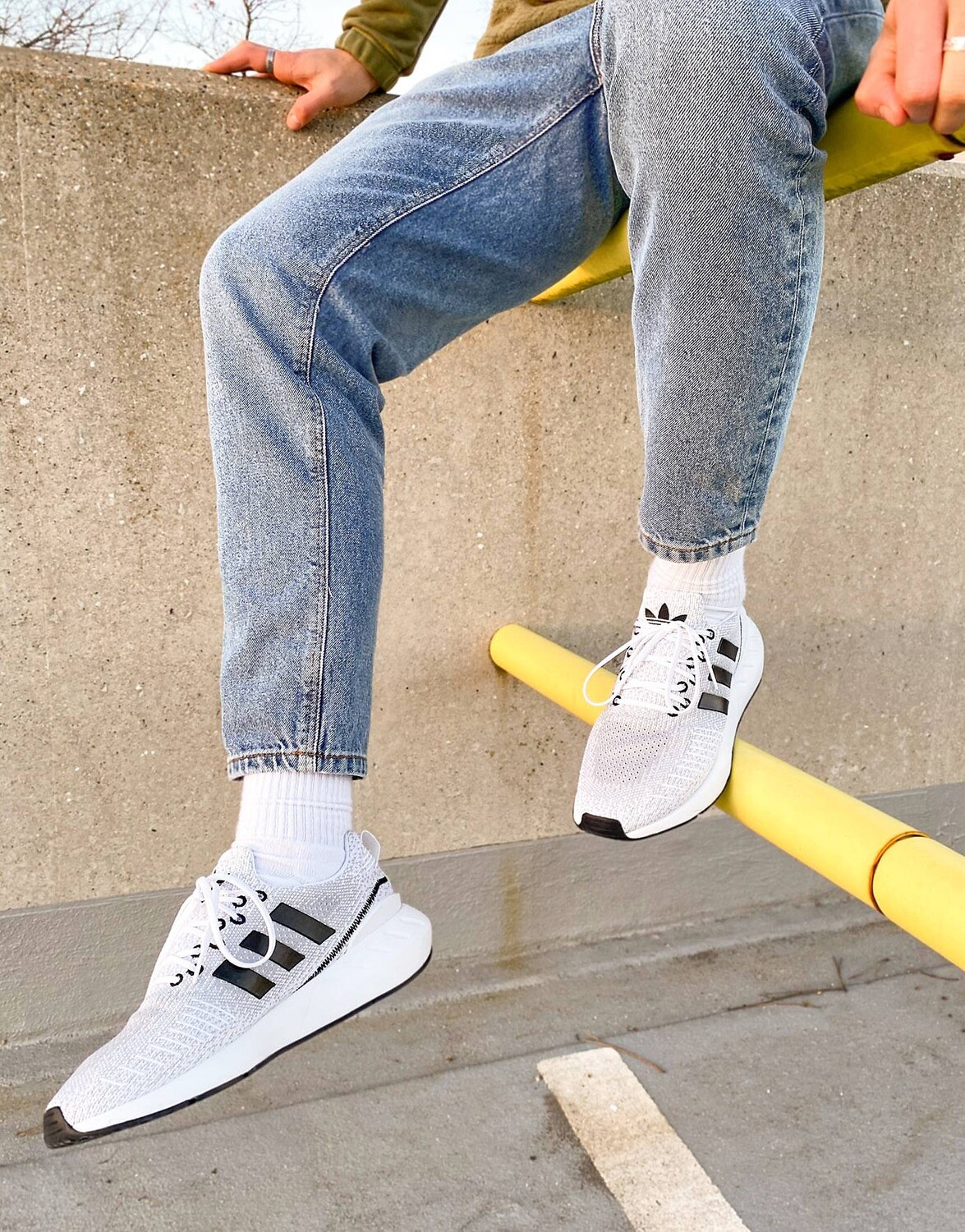 

Черно-белые кроссовки adidas Originals Swift Run 22