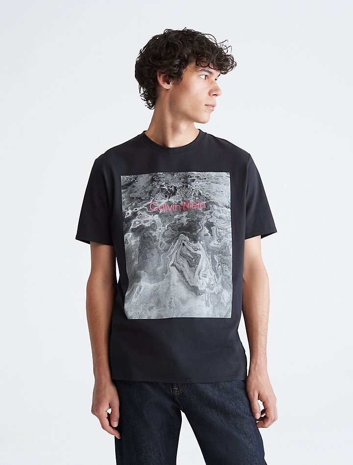 

Футболка Calvin Klein Natural Landscape Graphic Logo Crewneck, черный