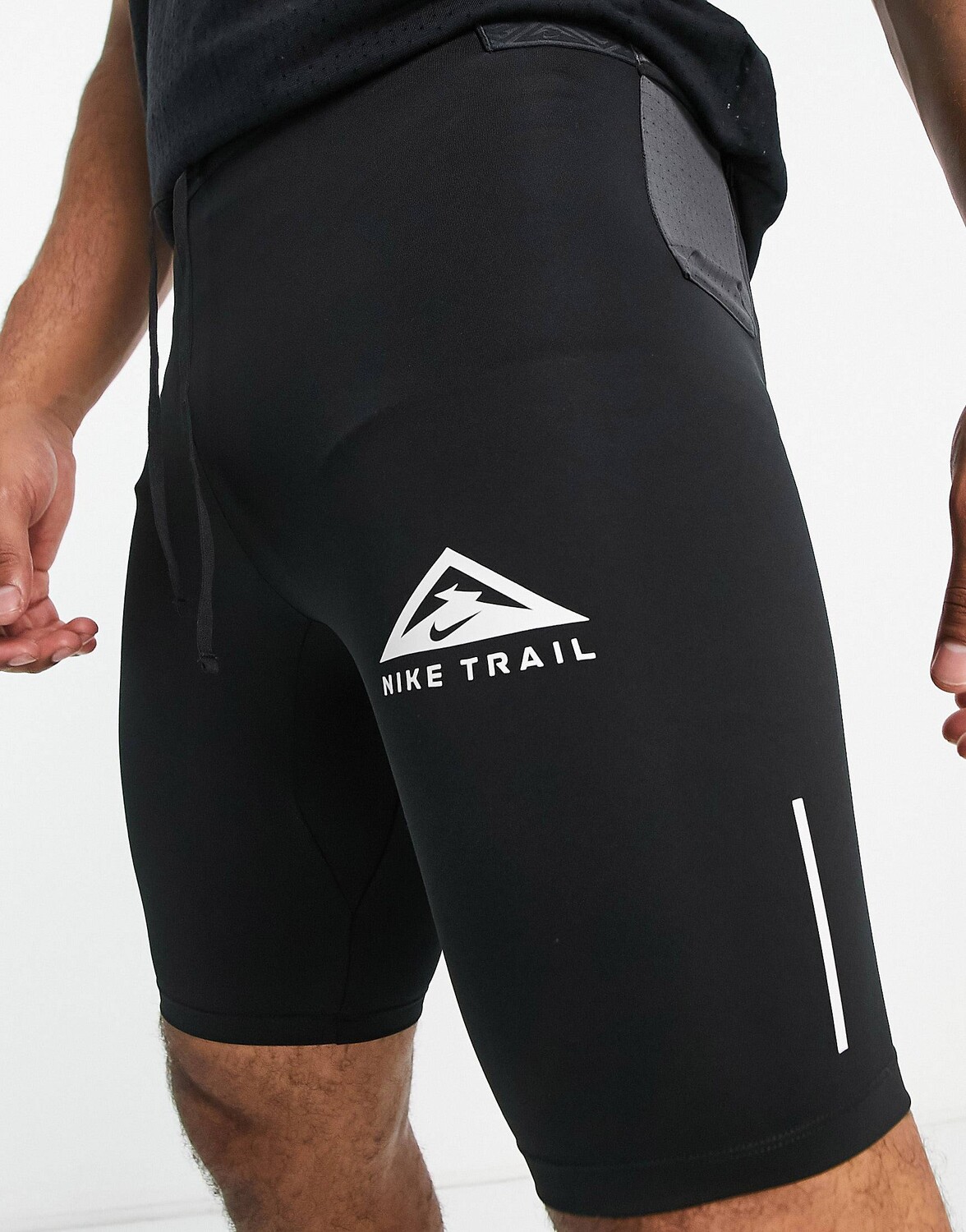 

Черные тайтсы Nike Trail Running Dri FIT