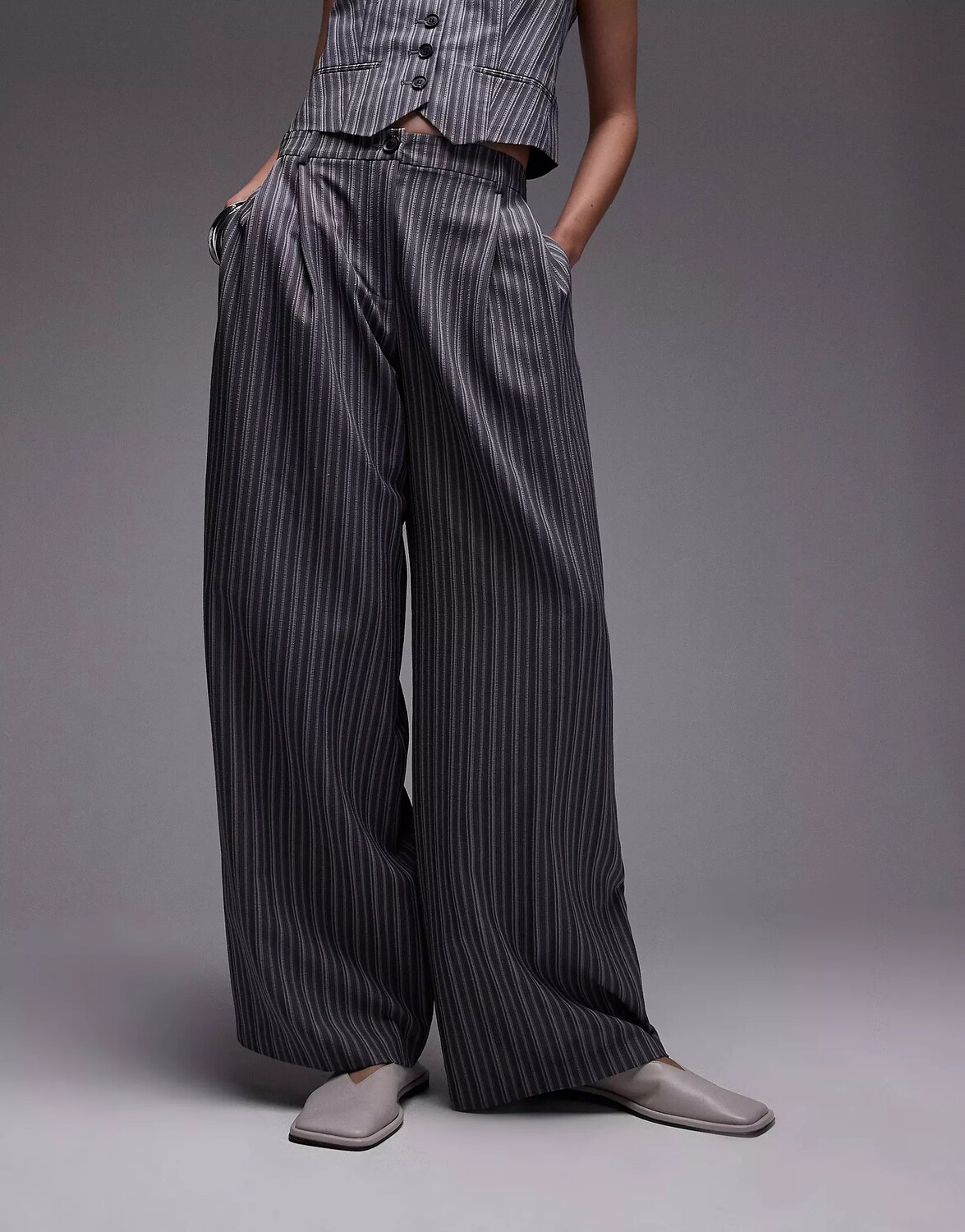 

Брюки Topshop Striped Low-waisted, темно-серый