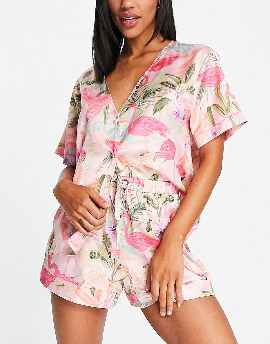 

Розовая атласная рубашка без воротника с фламинго и короткая пижама ASOS DESIGN