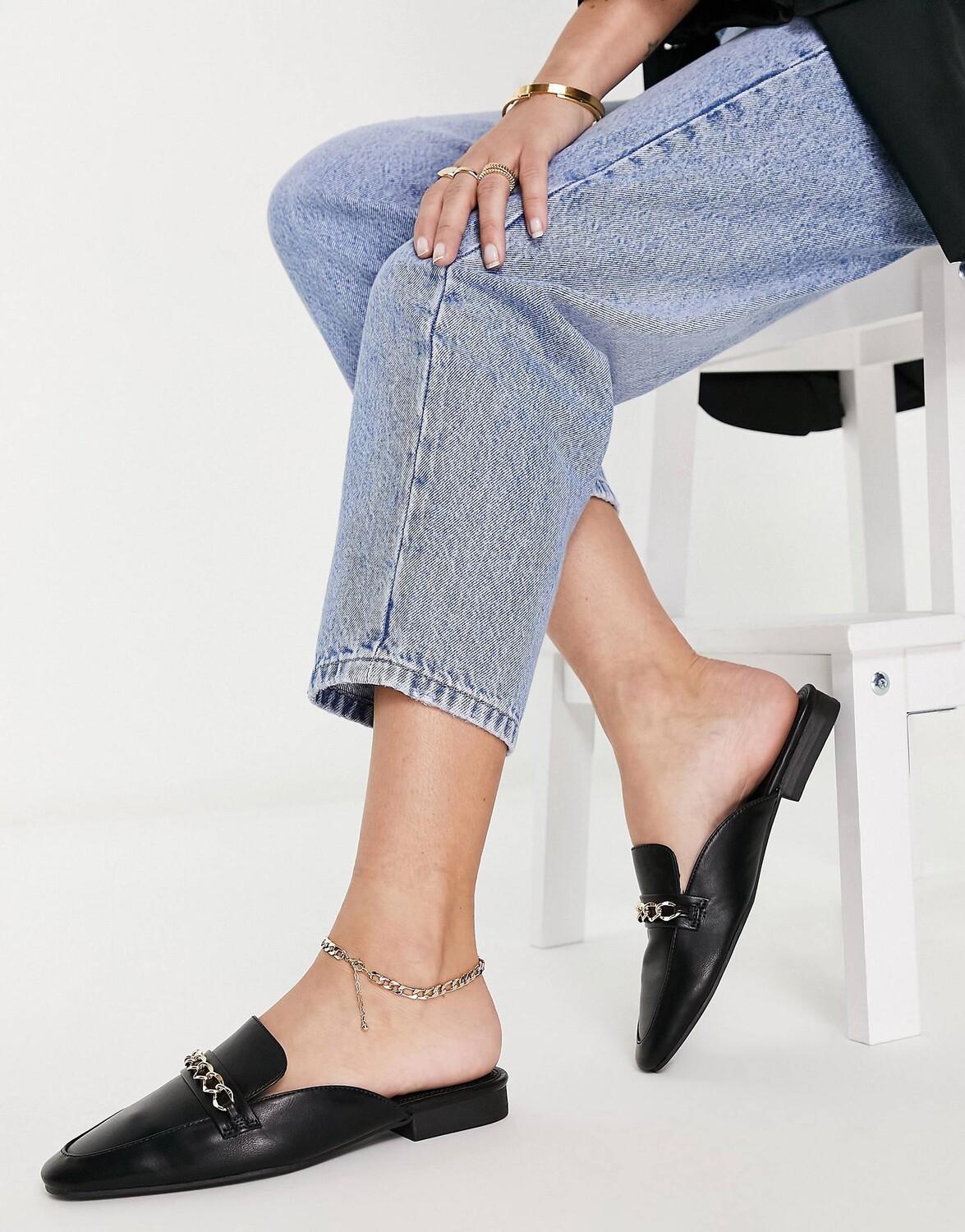 

Черные мюли на плоской подошве с цепочкой ASOS DESIGN Motto