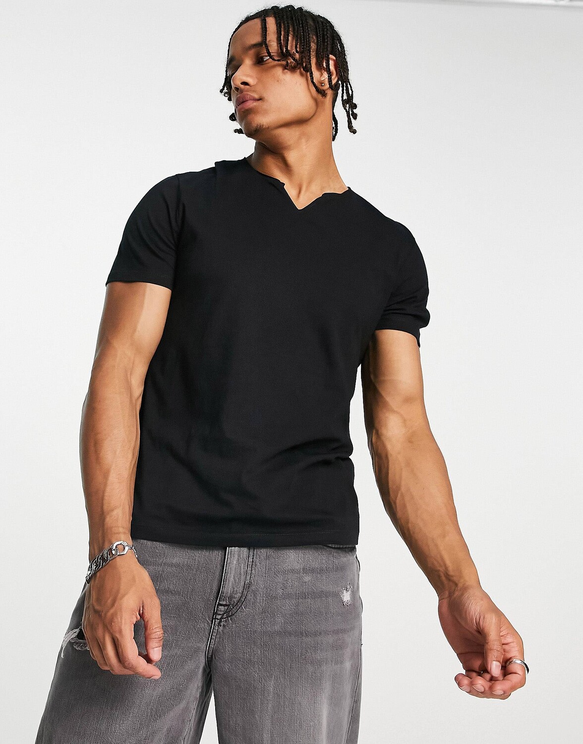 

Черная футболка с вырезом на шее ASOS DESIGN