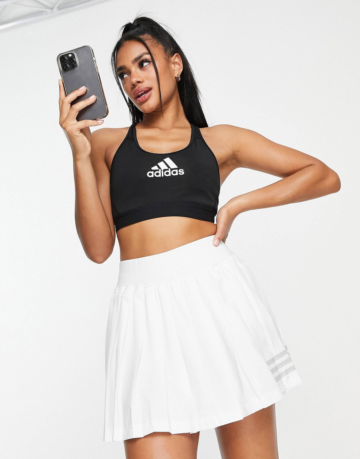 

Белая плиссированная юбка adidas Tennis Club