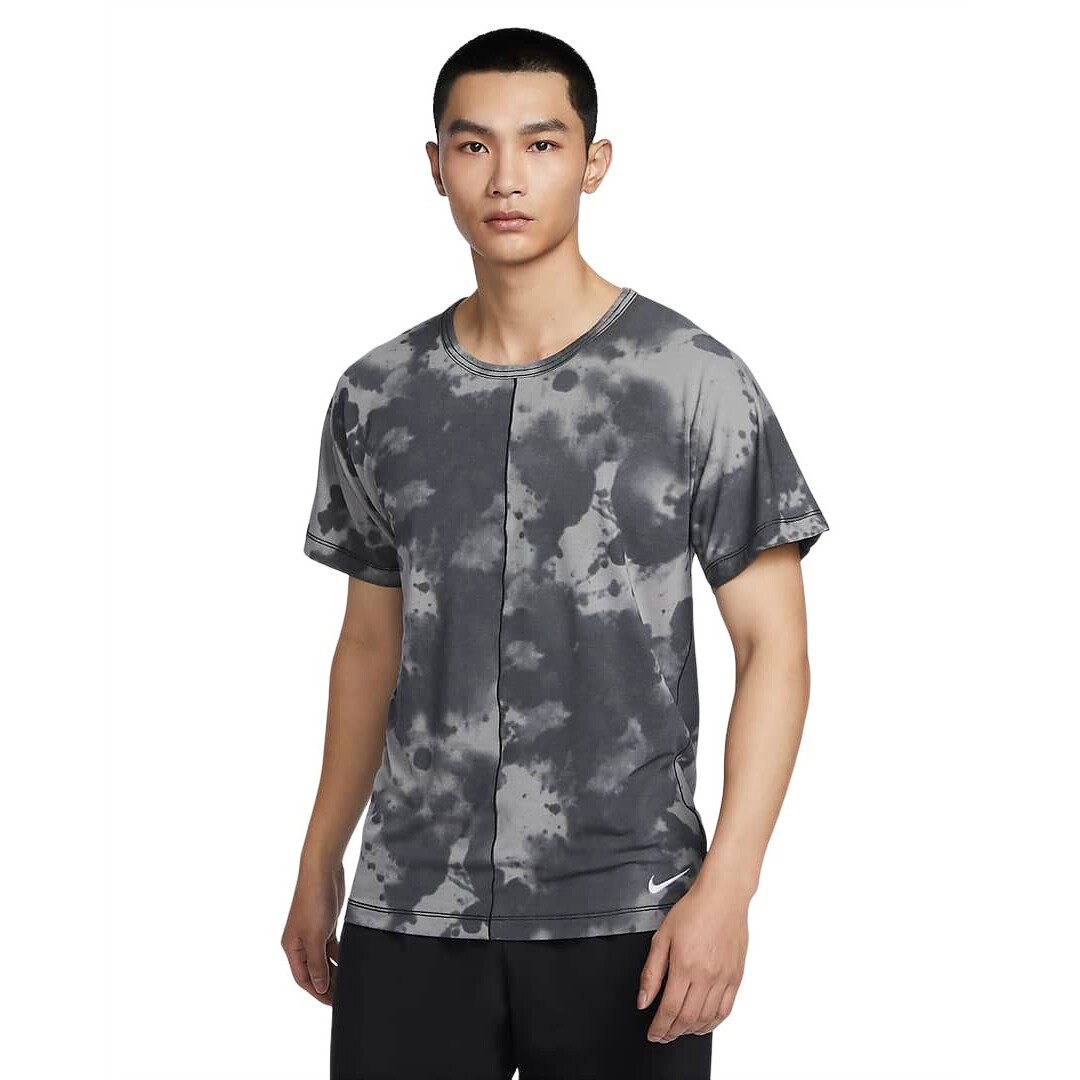 

Футболка Nike Dri-Fit Men's All-Over Print Short-Sleeve Yoga, серый/мультиколор