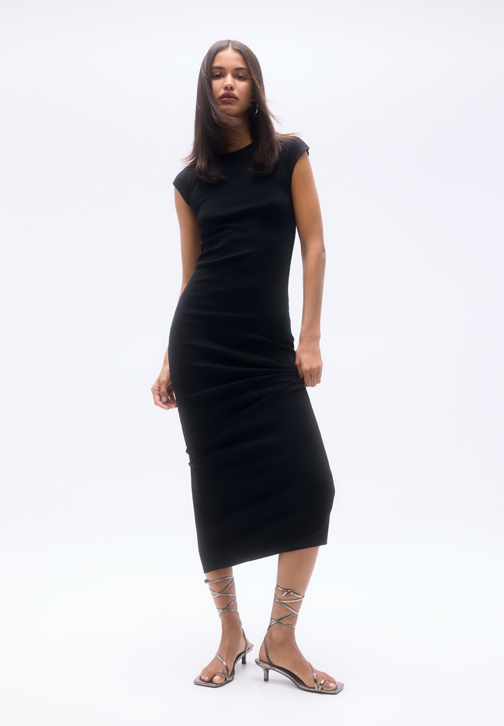 Платье из джерси FITTED SHORT SLEEVE PULL&BEAR, цвет black фото