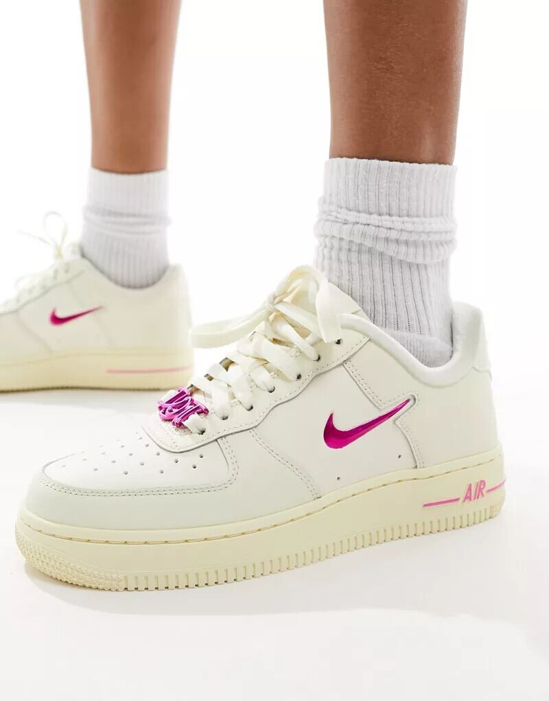 

Бело-розовые кроссовки Nike Air Force 1 '07