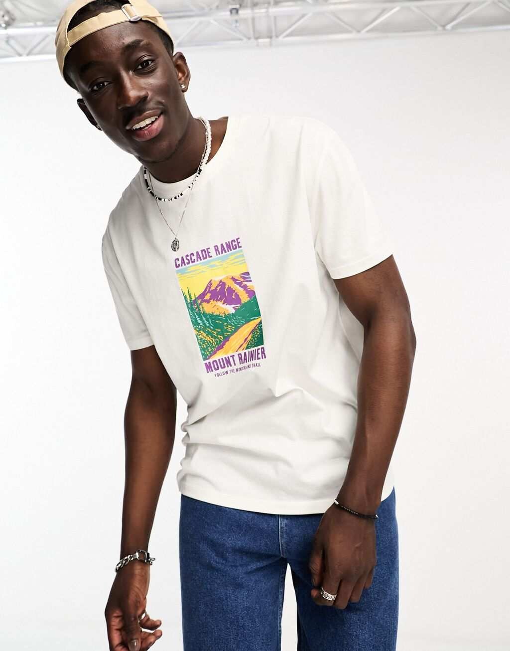 

Свободная футболка цвета экрю с принтом «горы» на груди ASOS DESIGN