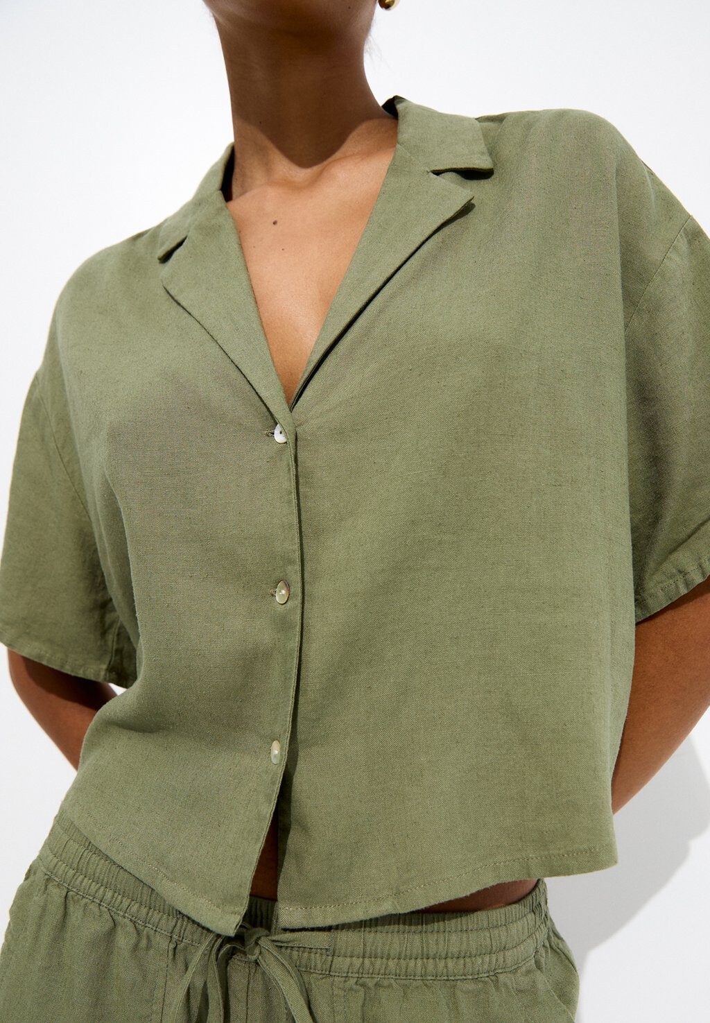 

Рубашка Cropped Short Sleeve Rustic PULL&BEAR, хаки