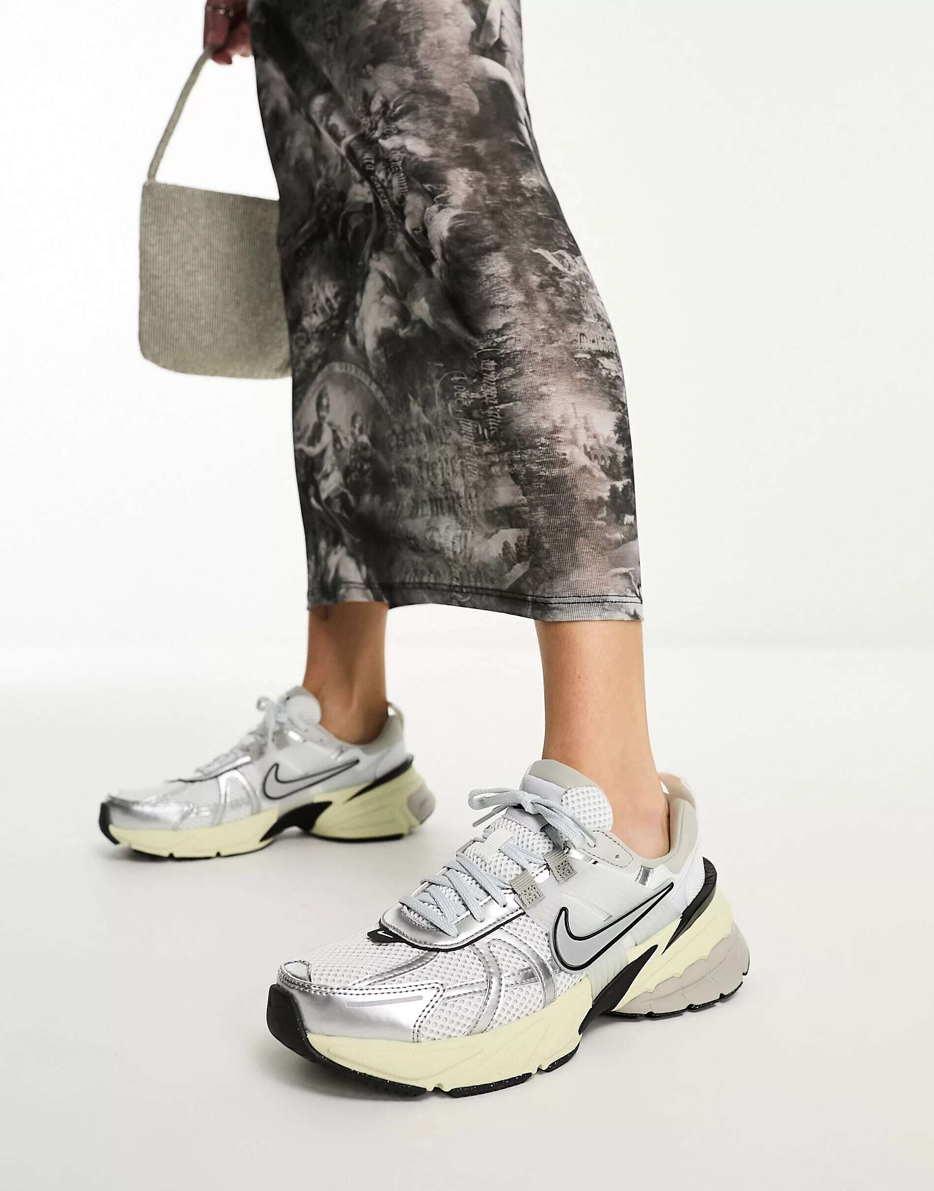 Белые и серебристые кроссовки Nike V2K Run