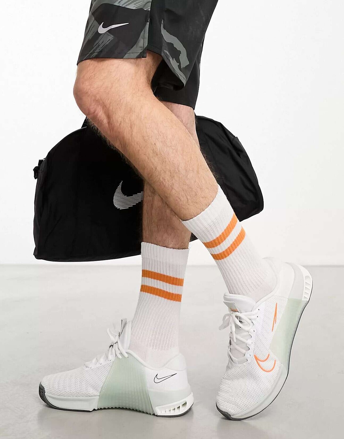 

Кроссовки Nike Metcon 9 белого и оранжевого цвета