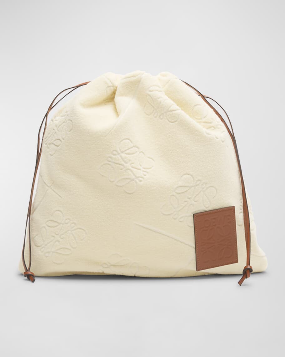 

Клатч-клатч Ibiza Anagram Towel Pouch из коллаборации с Paula’s Loewe