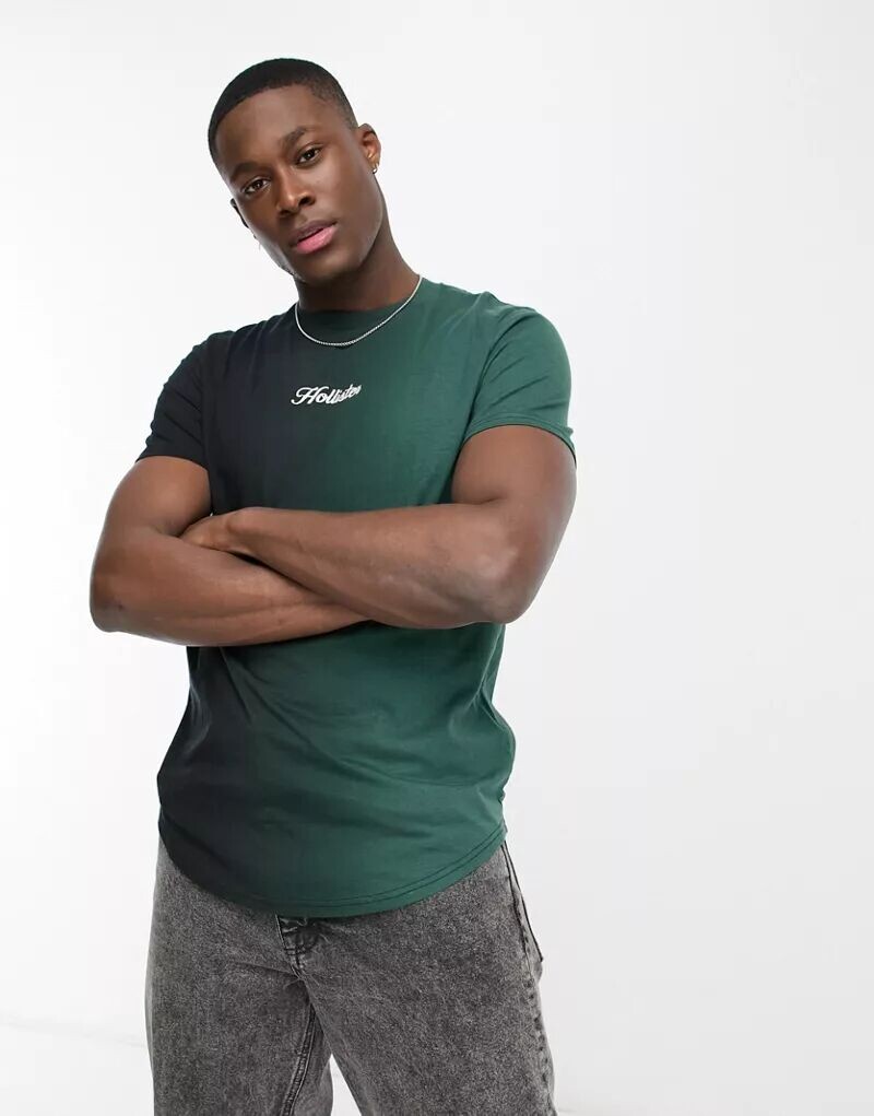 

Эксклюзивная черно-зеленая футболка с градиентом Hollister x ASOS, логотипом по центру и изогнутым краем низа, Зеленый