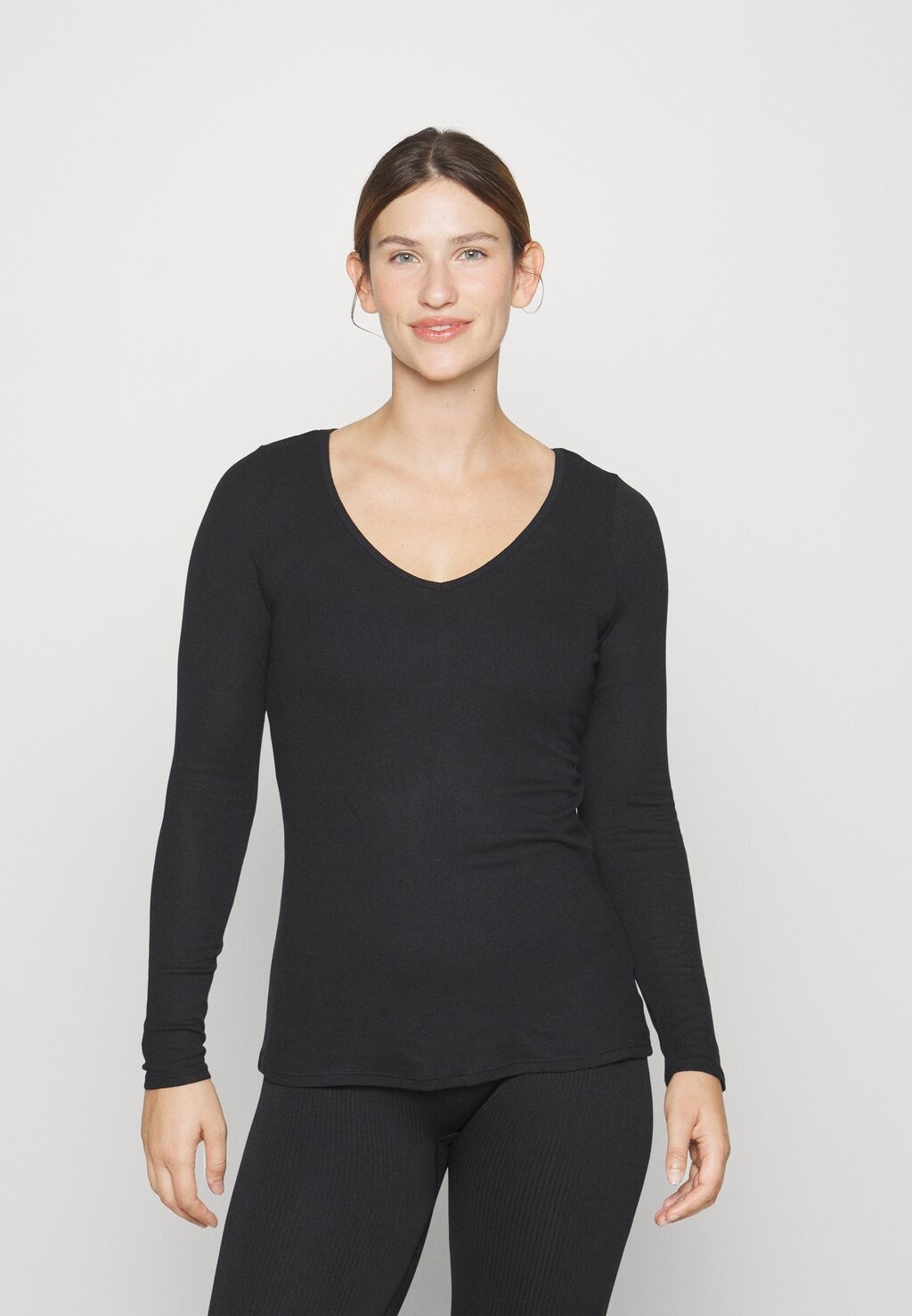 

Футболка с длинным рукавом V NECK GAP, черная