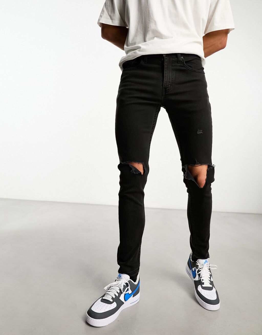 

Черные зауженные джинсы Levi's Skinny с рваными коленями