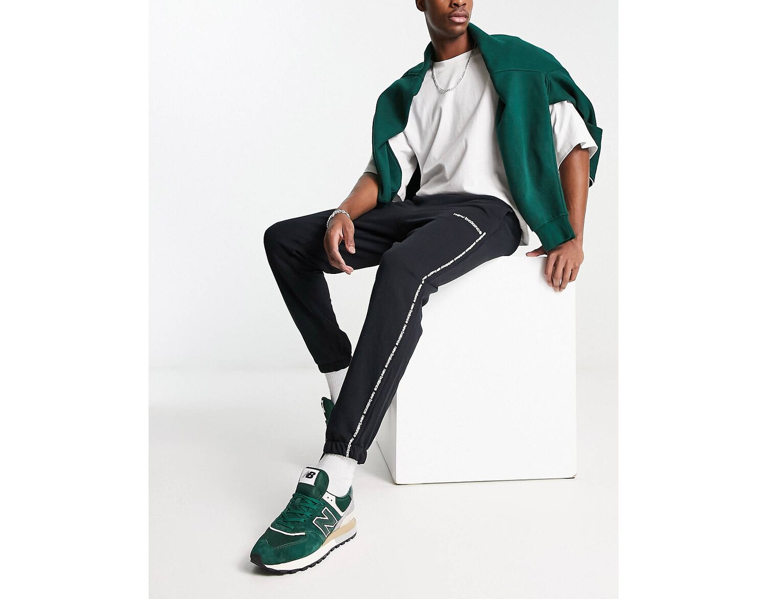

Черные джоггеры с линейным логотипом New Balance