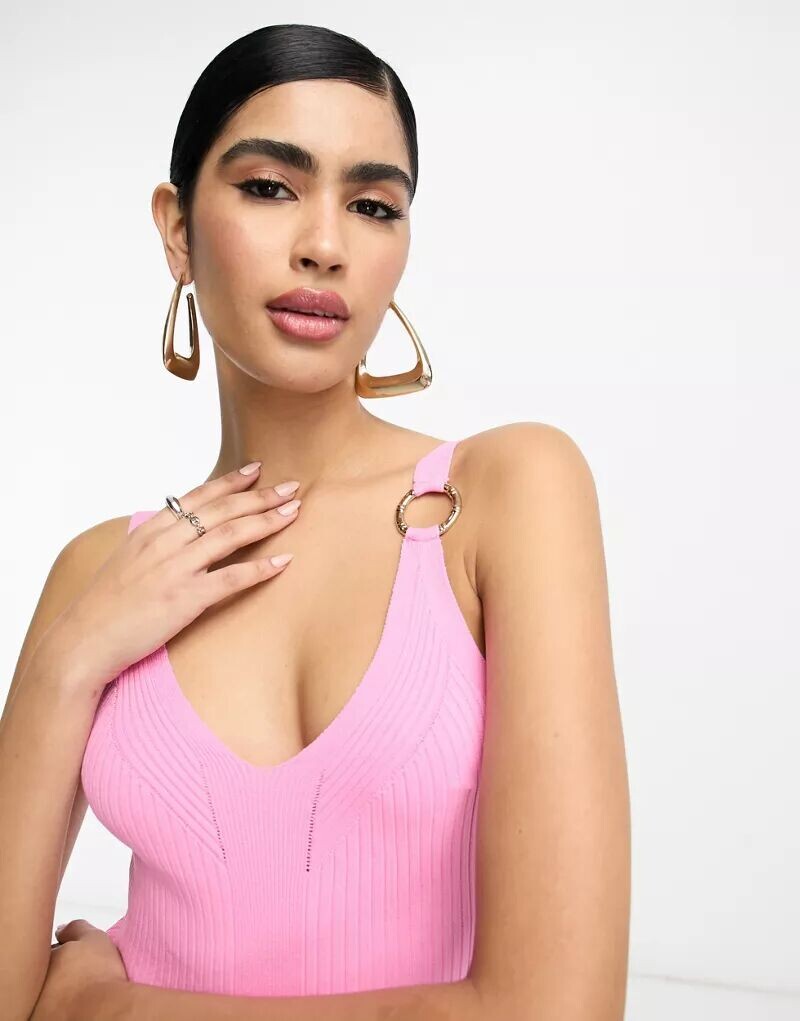 

Ярко-розовый топ на бретельках в рубчик с кольцом River Island