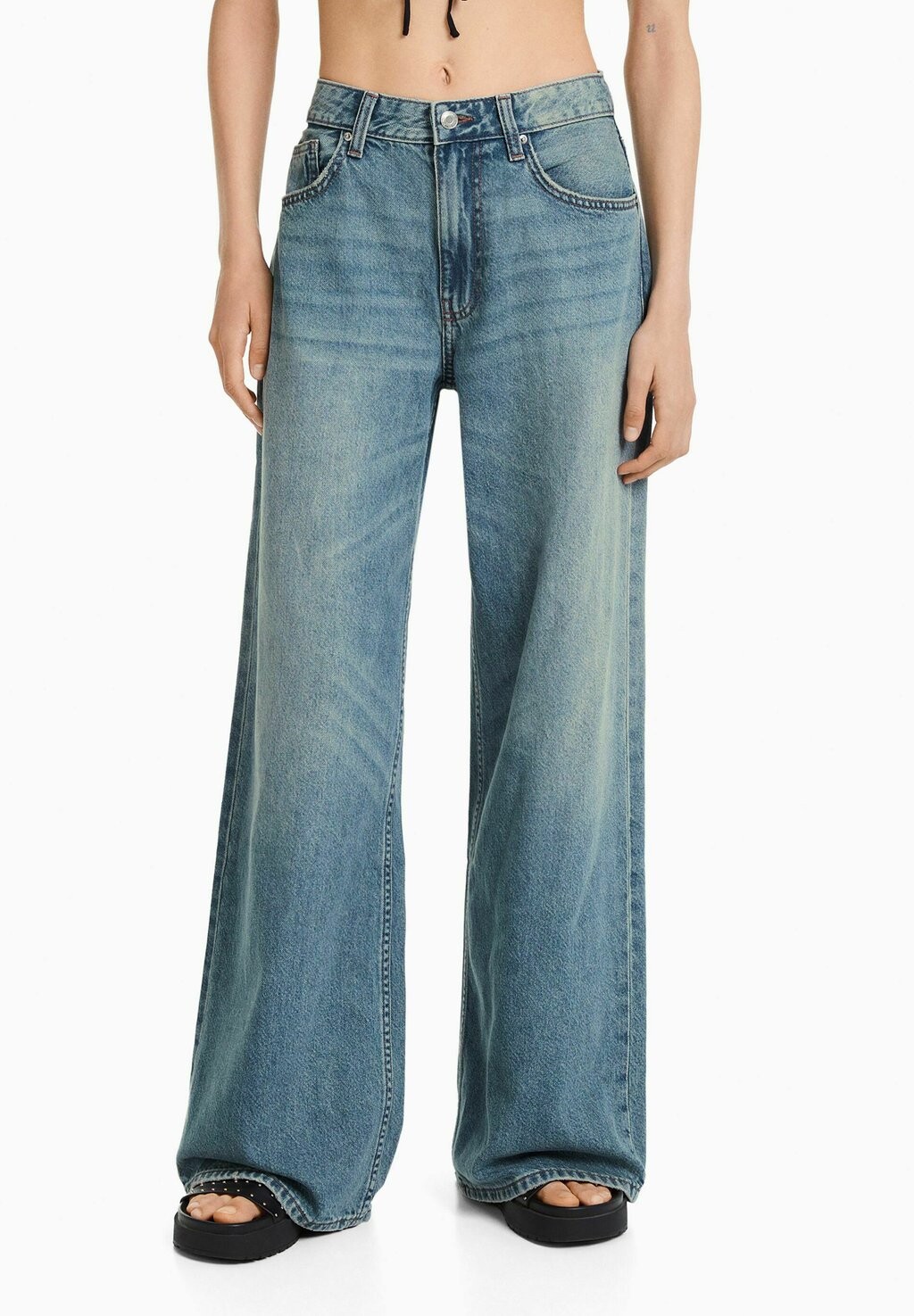 

Расклешенные джинсы Bershka
