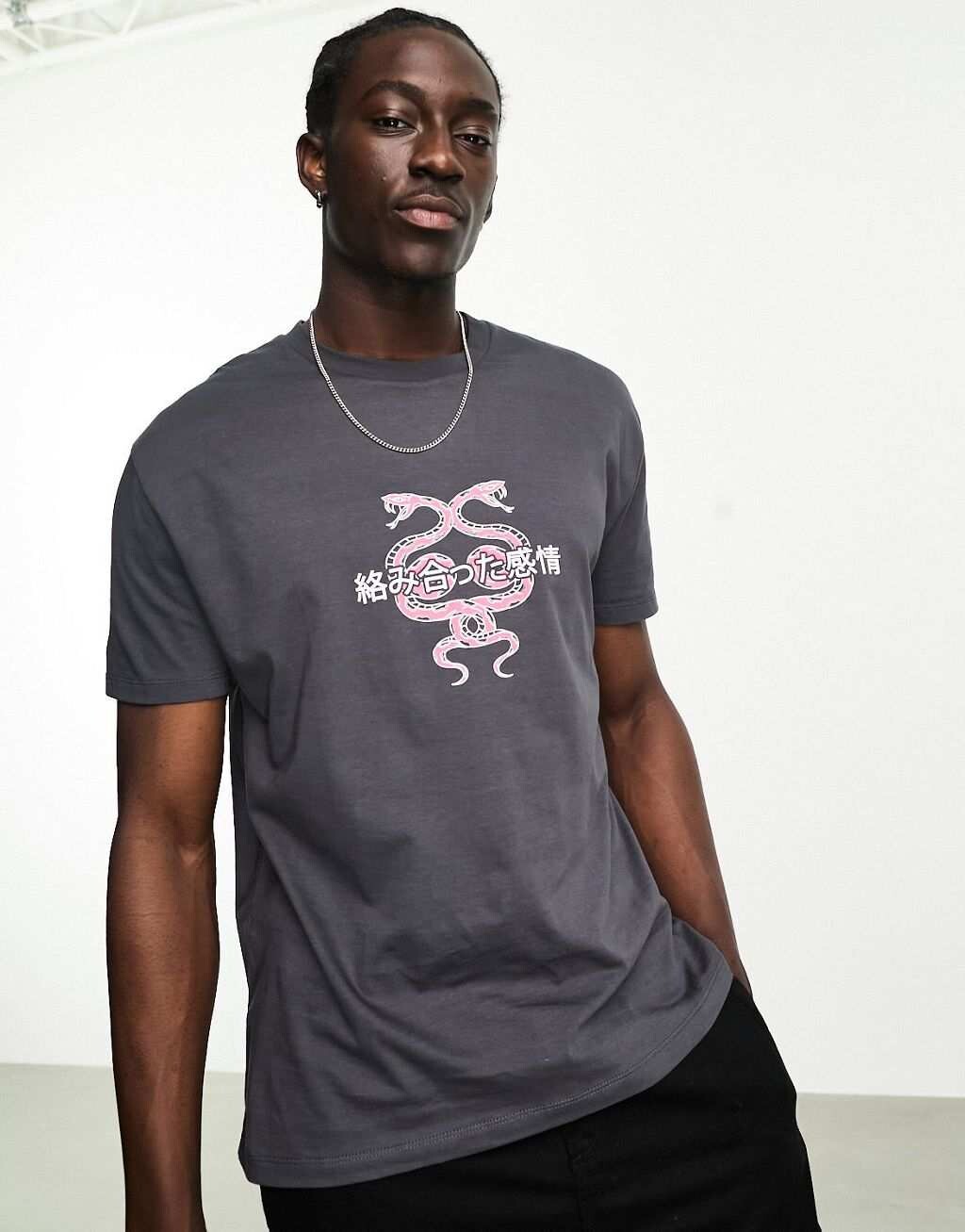 

Свободная черная футболка ASOS DESIGN со змеиным принтом на груди, Черный