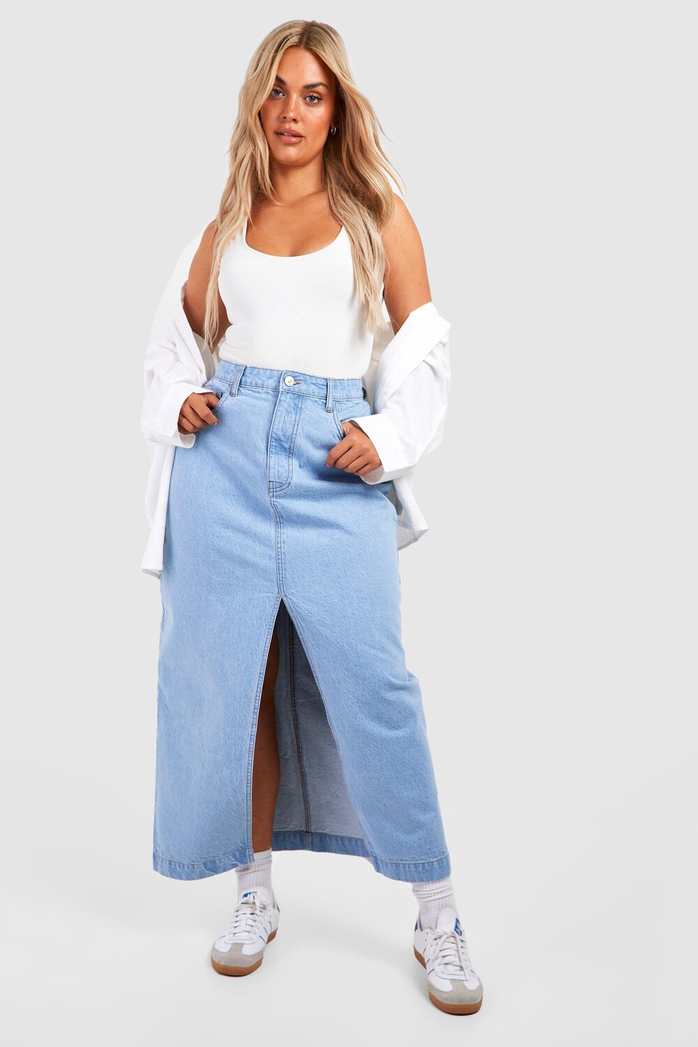 

Базовая джинсовая юбка plus с разрезами передней части Boohoo, синий