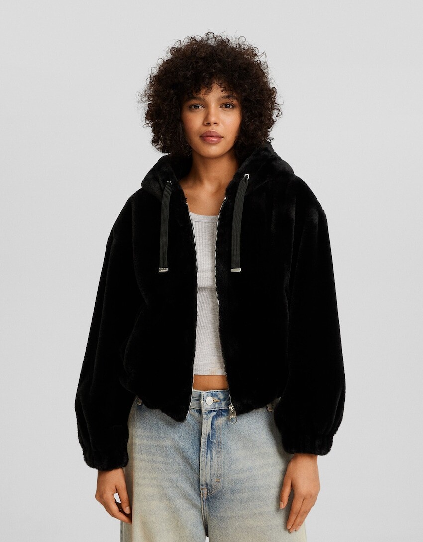 

Пушистая куртка с капюшоном Bershka, черный