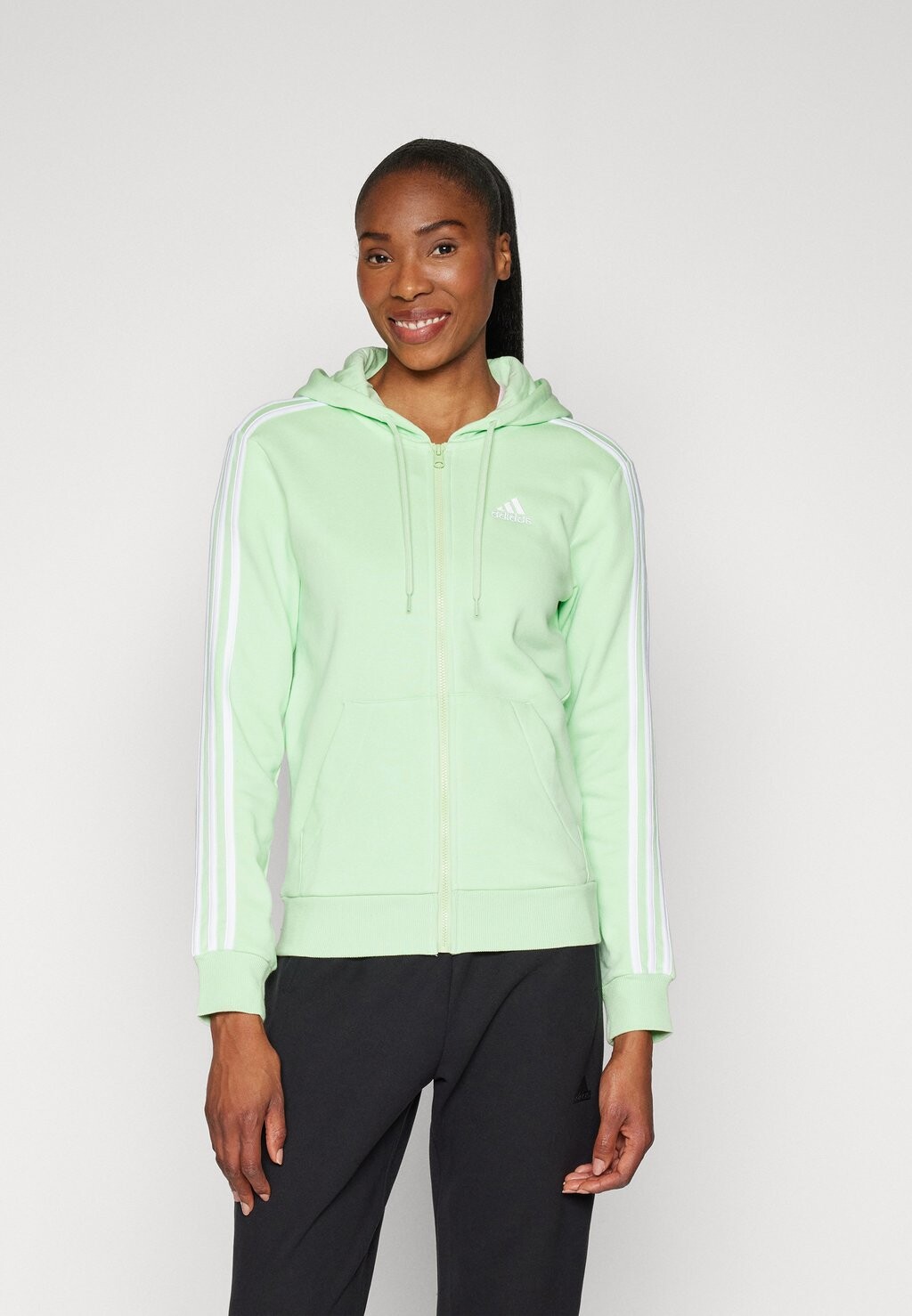 

Толстовка ESSENTIALS FULL-ZIP HOODIE adidas Sportswear, цвет semi green spark