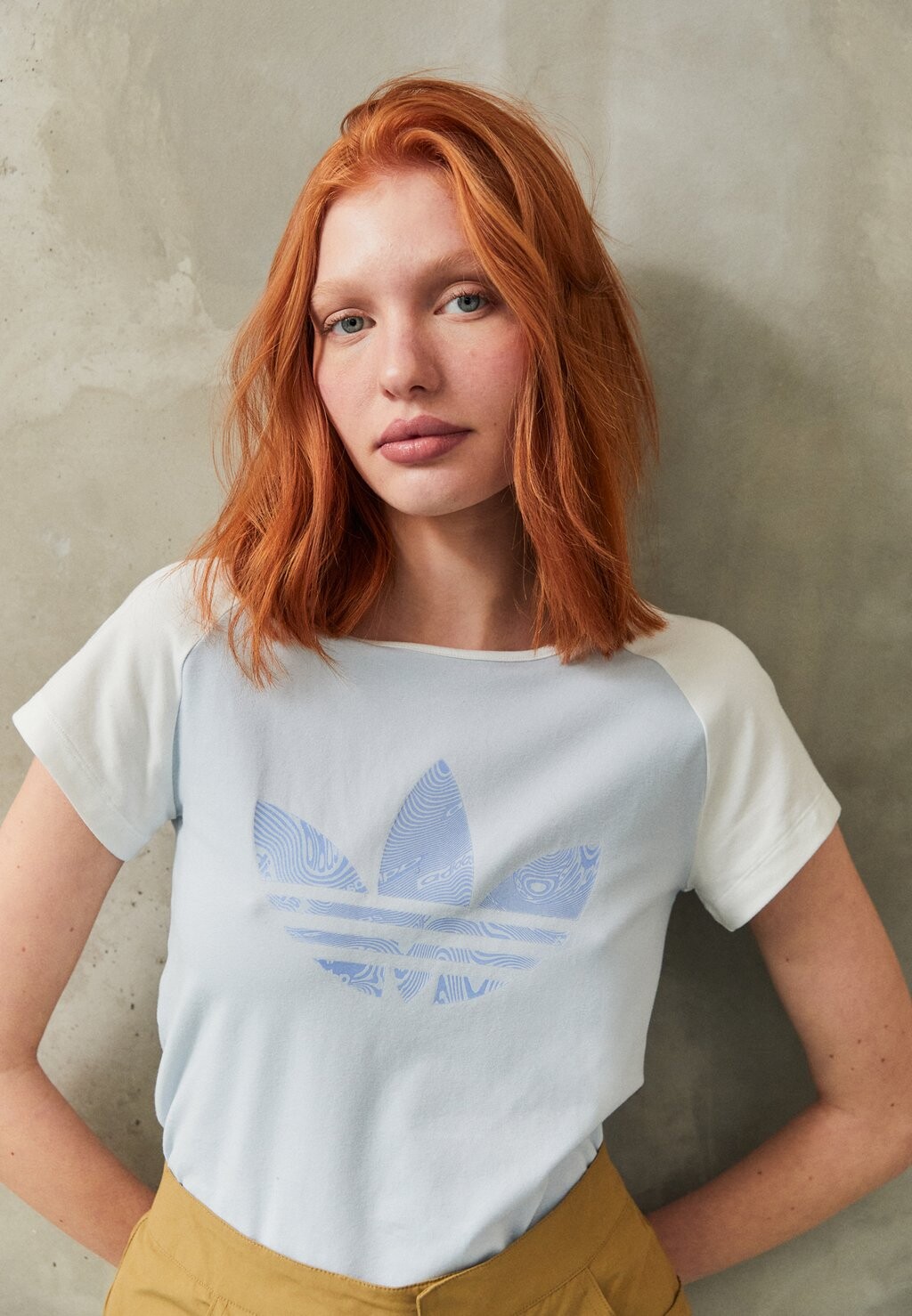 

Футболка с принтом adidas Originals, Коричневый